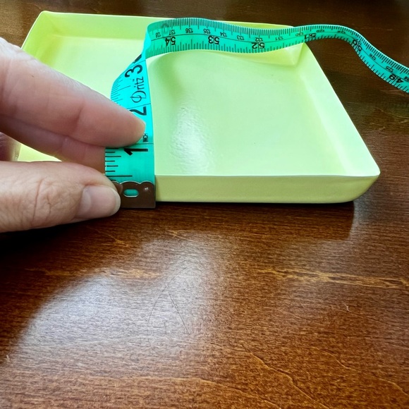 Square metal vibrant yellow catch all tray - Picture 4 of 7